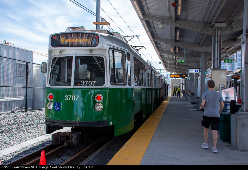 A refurbished Type 7 loads passengers at Union Square